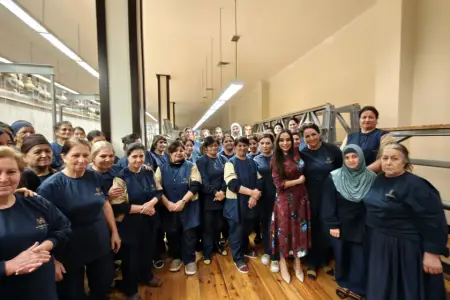 Leyla Əliyeva dünyanın ən böyük dairəvi əl xalçasının toxunması prosesi ilə tanış oldu