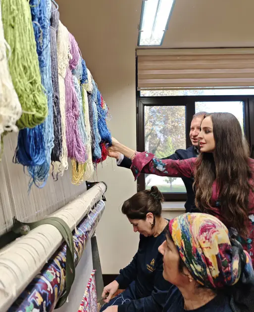 Leyla Əliyeva dünyanın ən böyük dairəvi əl xalçasının toxunması prosesi ilə tanış oldu