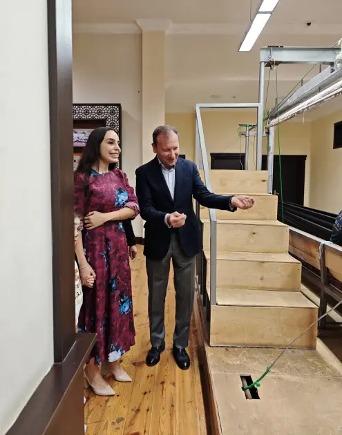 Leyla Əliyeva dünyanın ən böyük dairəvi əl xalçasının toxunması prosesi ilə tanış oldu