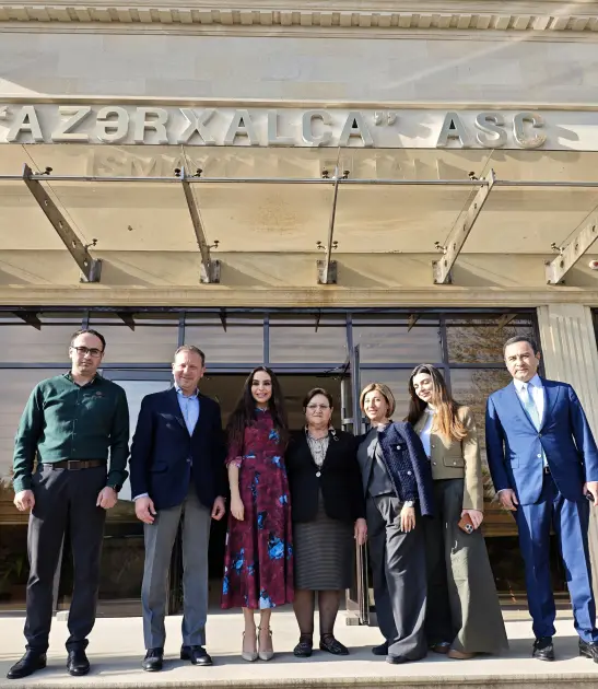 Leyla Əliyeva dünyanın ən böyük dairəvi əl xalçasının toxunması prosesi ilə tanış oldu