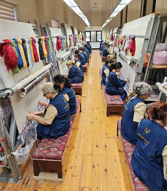 Leyla Əliyeva dünyanın ən böyük dairəvi əl xalçasının toxunması prosesi ilə tanış oldu