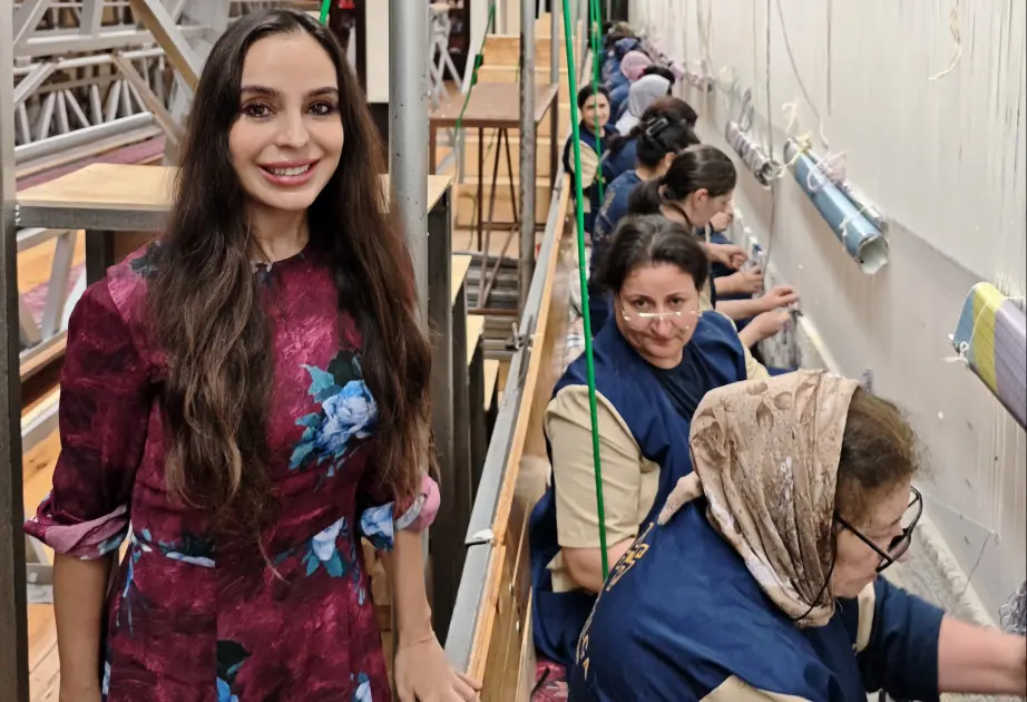 Leyla Əliyeva dünyanın ən böyük dairəvi əl xalçasının toxunması prosesi ilə tanış oldu