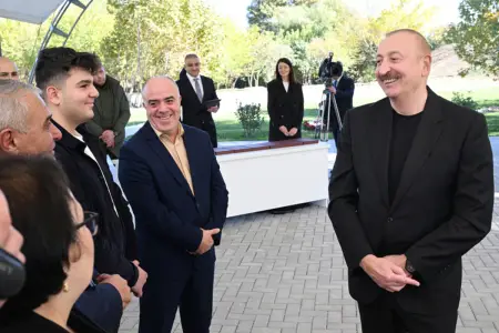 Prezident sakinlərlə görüşdü - Fotolar