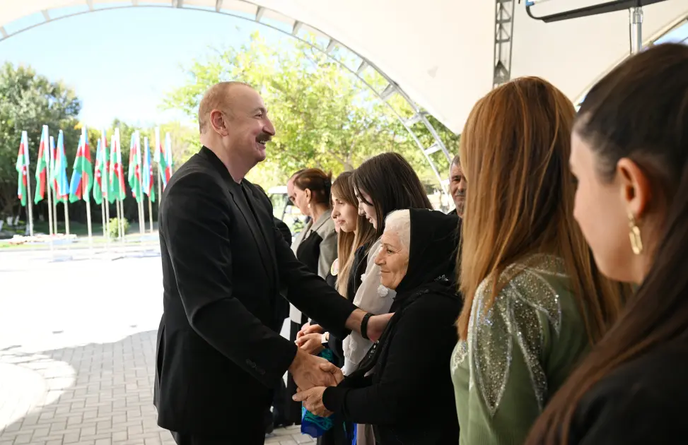 Prezident sakinlərlə görüşdü - Fotolar