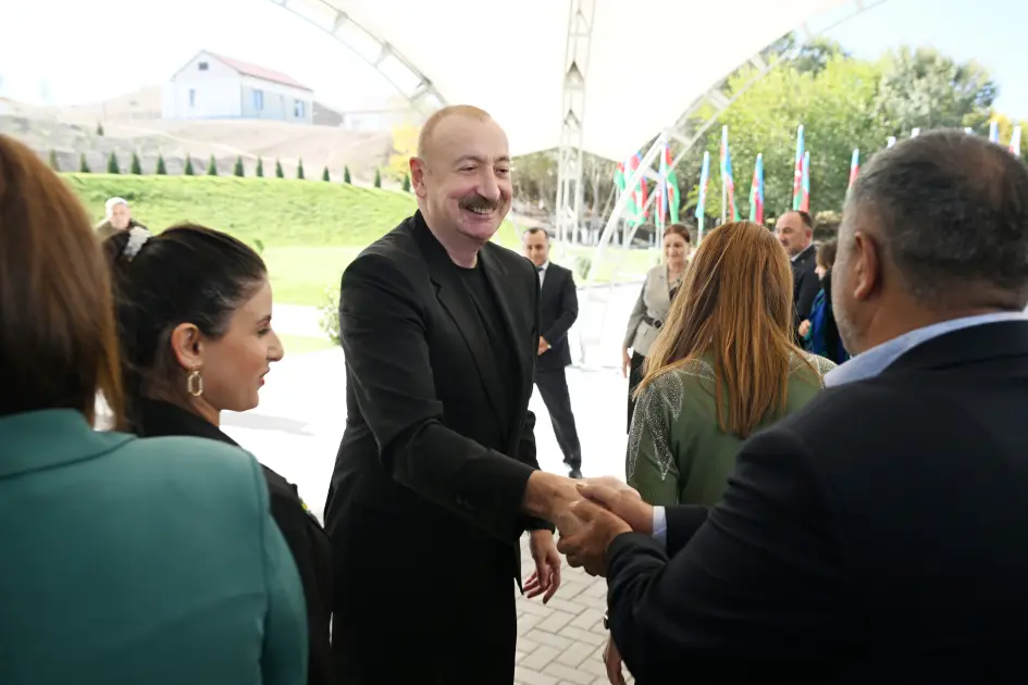 Prezident sakinlərlə görüşdü - Fotolar