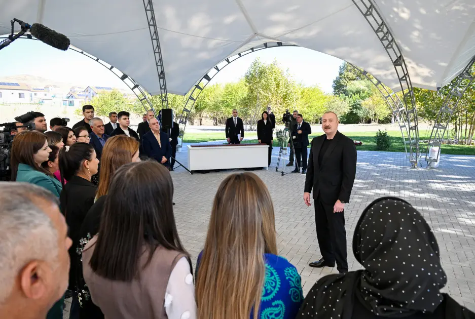 Prezident sakinlərlə görüşdü - Fotolar