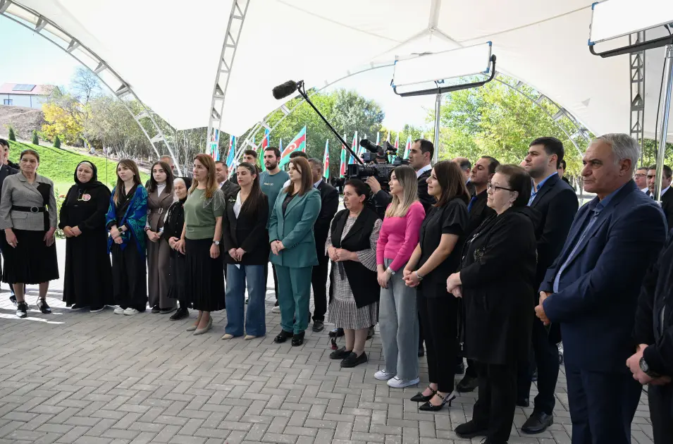 Prezident sakinlərlə görüşdü - Fotolar