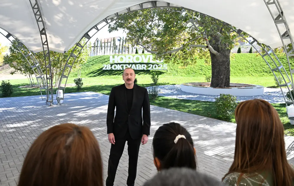 Prezident sakinlərlə görüşdü - Fotolar