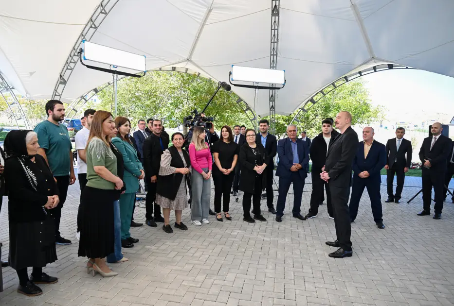 Prezident sakinlərlə görüşdü - Fotolar