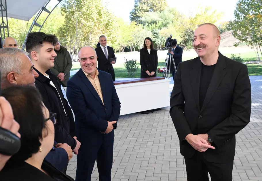 Prezident sakinlərlə görüşdü - Fotolar