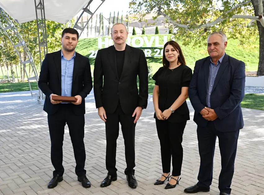 Prezident sakinlərlə görüşdü - Fotolar