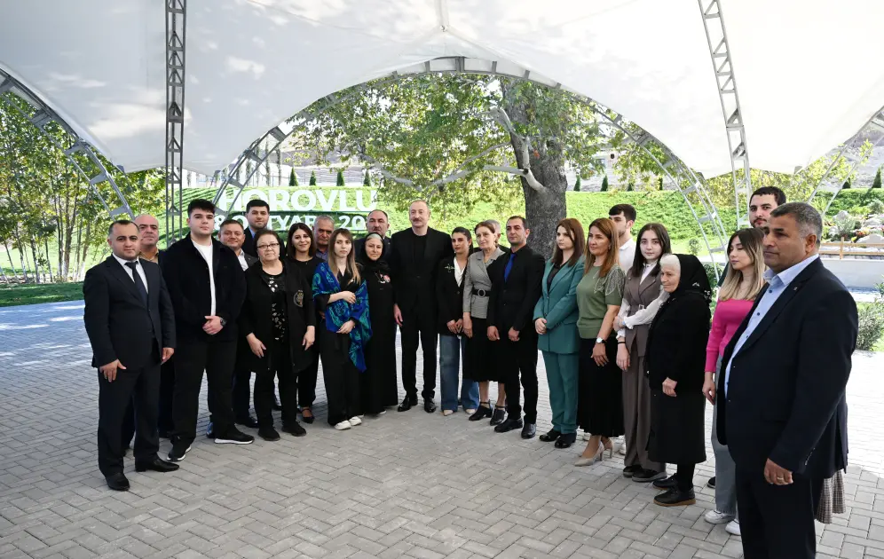 Prezident sakinlərlə görüşdü - Fotolar