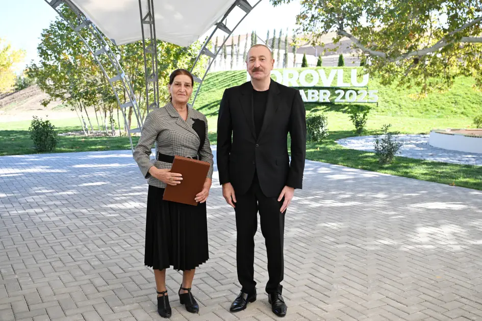 Prezident sakinlərlə görüşdü - Fotolar