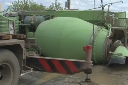 Betonqarışdıran maşın dərəyə aşdı, sürücü öldü