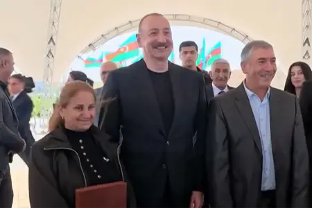 “Cənab Prezident, oğlum əsgərdir, tapşırdı ki, şəkil çəkdirək” - Video