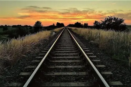 Dəmir yolu xətlərinə 37 dəfə kənar əşya qoyulub