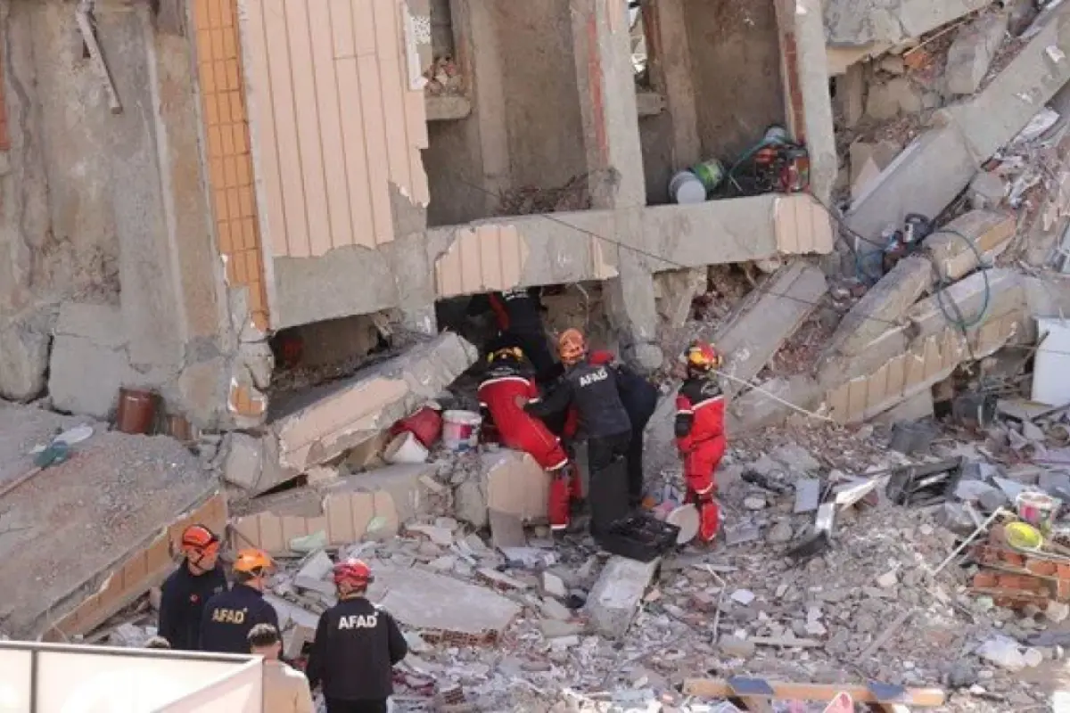 Dağıntılar altından 18 yaşlı qız sağ çıxarıldı, valideynləri axtarılır - Foto - Yeniləndi