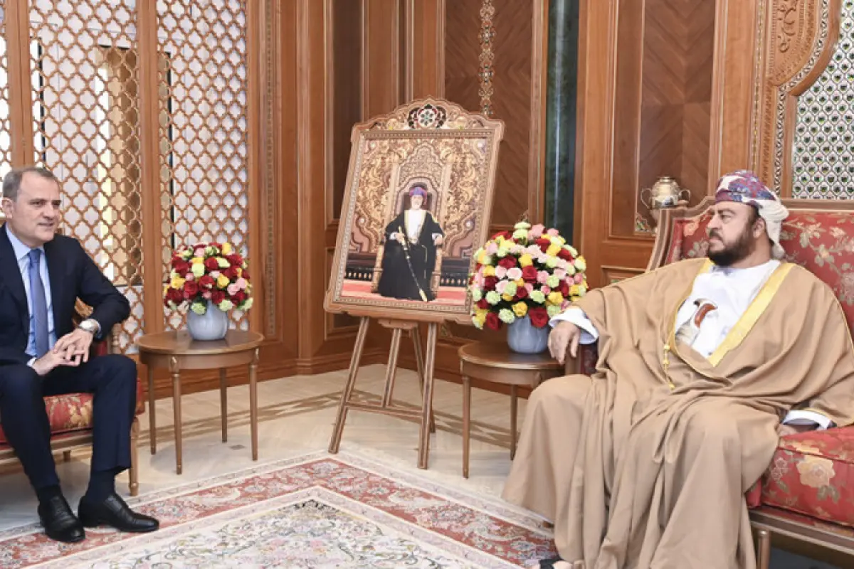 XİN rəhbəri Oman Sultanlığının Dövlət Şurasının sədri ilə görüşdü