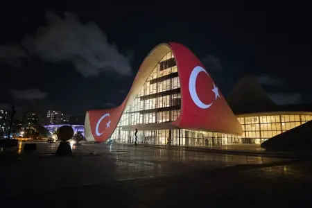 Bakıda möhtəşəm mənzərə: Heydər Əliyev Mərkəzi Türkiyə bayrağı ilə işıqlandırıldı