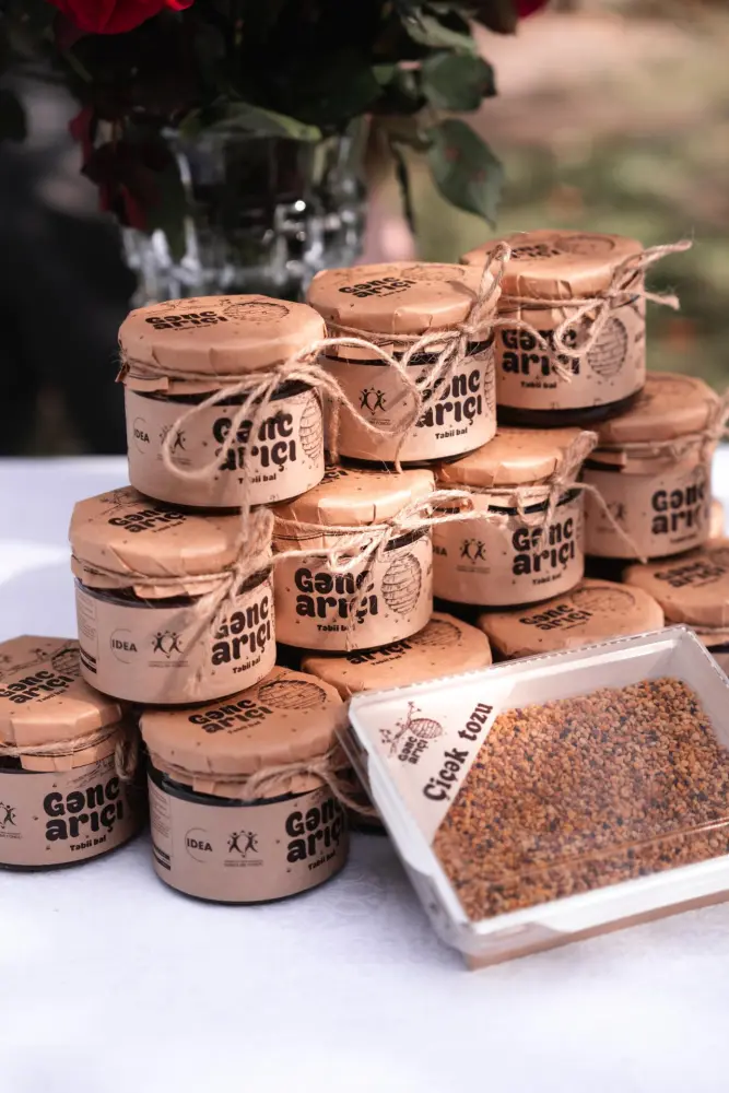 Leyla Əliyeva “Gənc arıçı” layihəsinin iştirakçısı ilə görüşdü - Fotolar