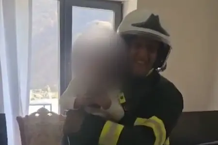 Kəlbəcərdə bağlı qapı arxasında qalan uşaq belə xilas edildi - Video