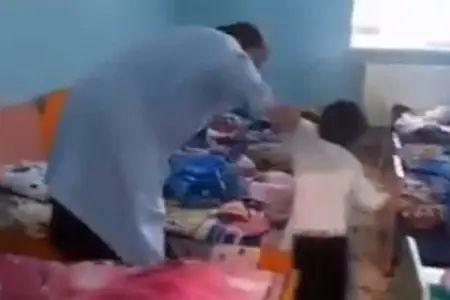 Bağçada azyaşlıya qarşı şiddət - Video