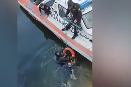 Bulvarda dənizə düşən şəxs belə xilas edildi - Video