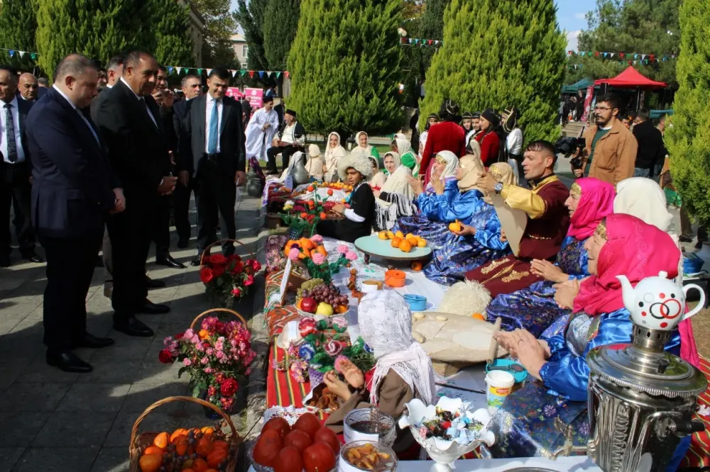 Sabiq icra başçısı dünən festivalda imiş... - Fotolar