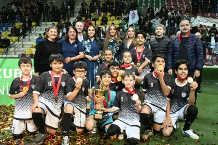 Prezidentin qızları və gəlini minifutbol turnirini izlədi