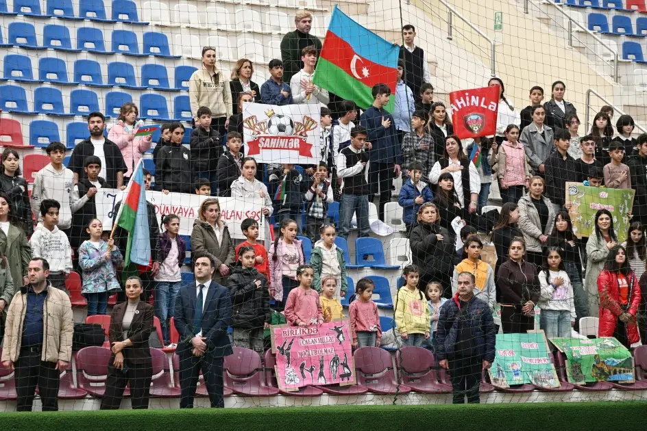 Prezidentin qızları və gəlini minifutbol turnirini izlədi