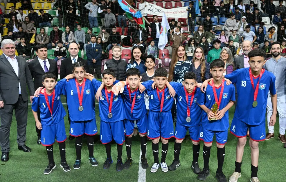 Prezidentin qızları və gəlini minifutbol turnirini izlədi