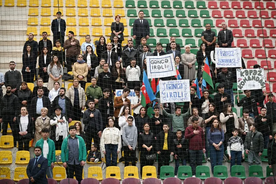 Prezidentin qızları və gəlini minifutbol turnirini izlədi