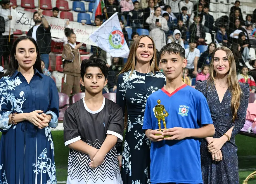 Prezidentin qızları və gəlini minifutbol turnirini izlədi