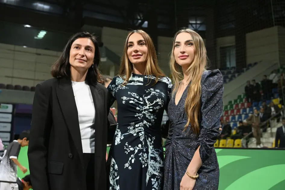Prezidentin qızları və gəlini minifutbol turnirini izlədi