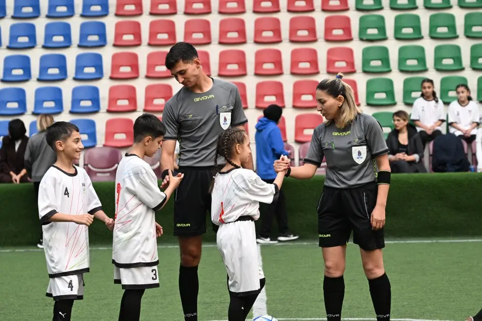 Prezidentin qızları və gəlini minifutbol turnirini izlədi