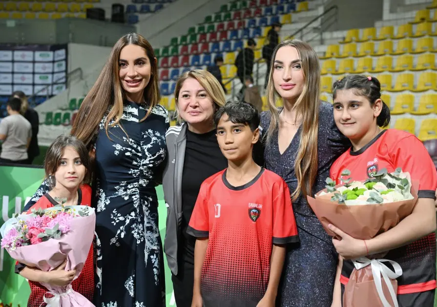 Prezidentin qızları və gəlini minifutbol turnirini izlədi