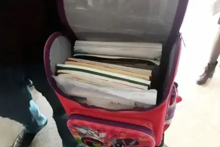 Pulu itən müəllim şagirdin çantasına baxdı - Cəzalandı