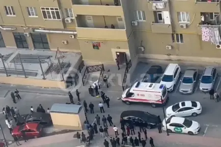 Xırdalanda yeniyetmə binadan yıxılaraq öldü - Video