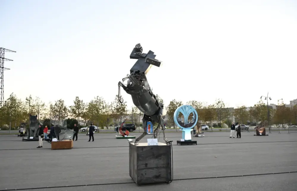 Əliyevalar “Baku Steel Art 2025” və “Son dalğa” sərgilərini ziyarət ediblər – Foto