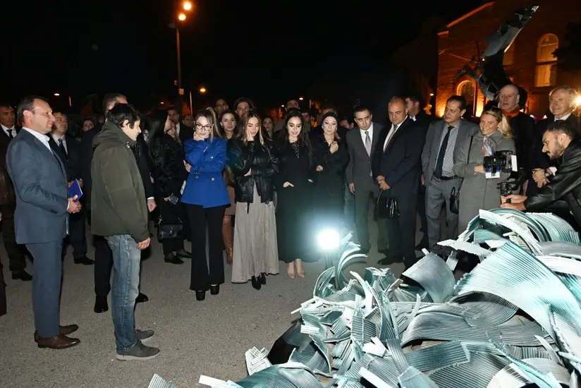 Əliyevalar “Baku Steel Art 2025” və “Son dalğa” sərgilərini ziyarət ediblər – Foto