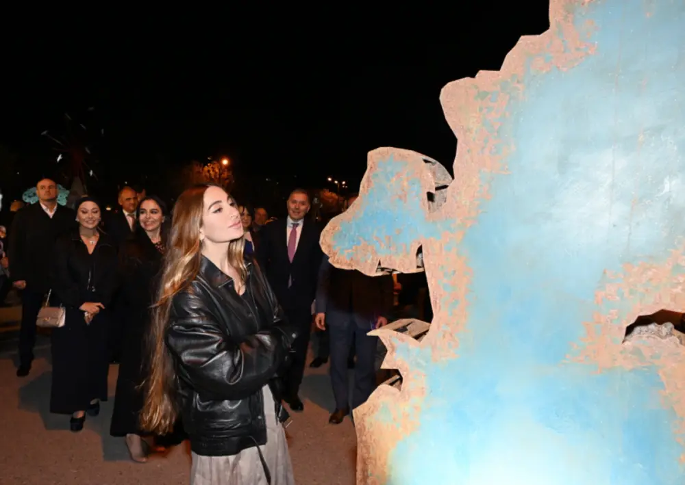 Əliyevalar “Baku Steel Art 2025” və “Son dalğa” sərgilərini ziyarət ediblər – Foto