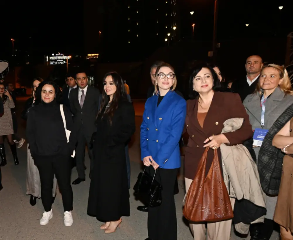 Əliyevalar “Baku Steel Art 2025” və “Son dalğa” sərgilərini ziyarət ediblər – Foto