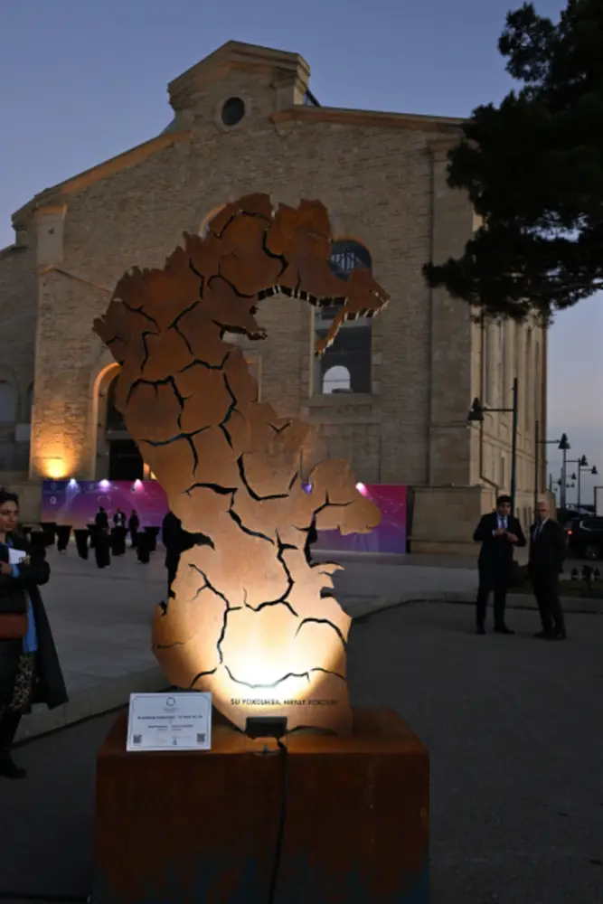 Əliyevalar “Baku Steel Art 2025” və “Son dalğa” sərgilərini ziyarət ediblər – Foto