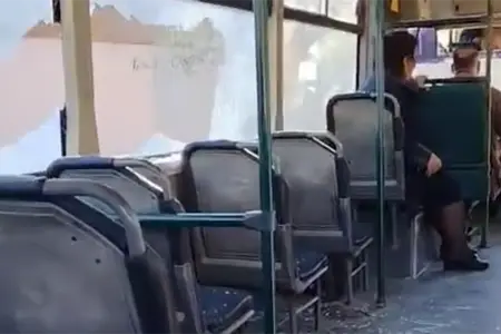 Sürücü avtobusu şüşələri qırıq vəziyyətdə idarə edib? - Video