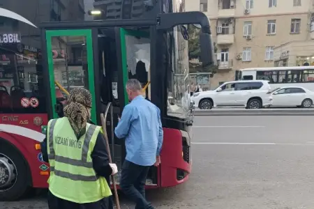 Bakıda sərxoş sərnişin avtobusun şüşəsini sındırdı - Foto
