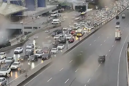 Bakı həftənin ilk gününə tıxacla başladı