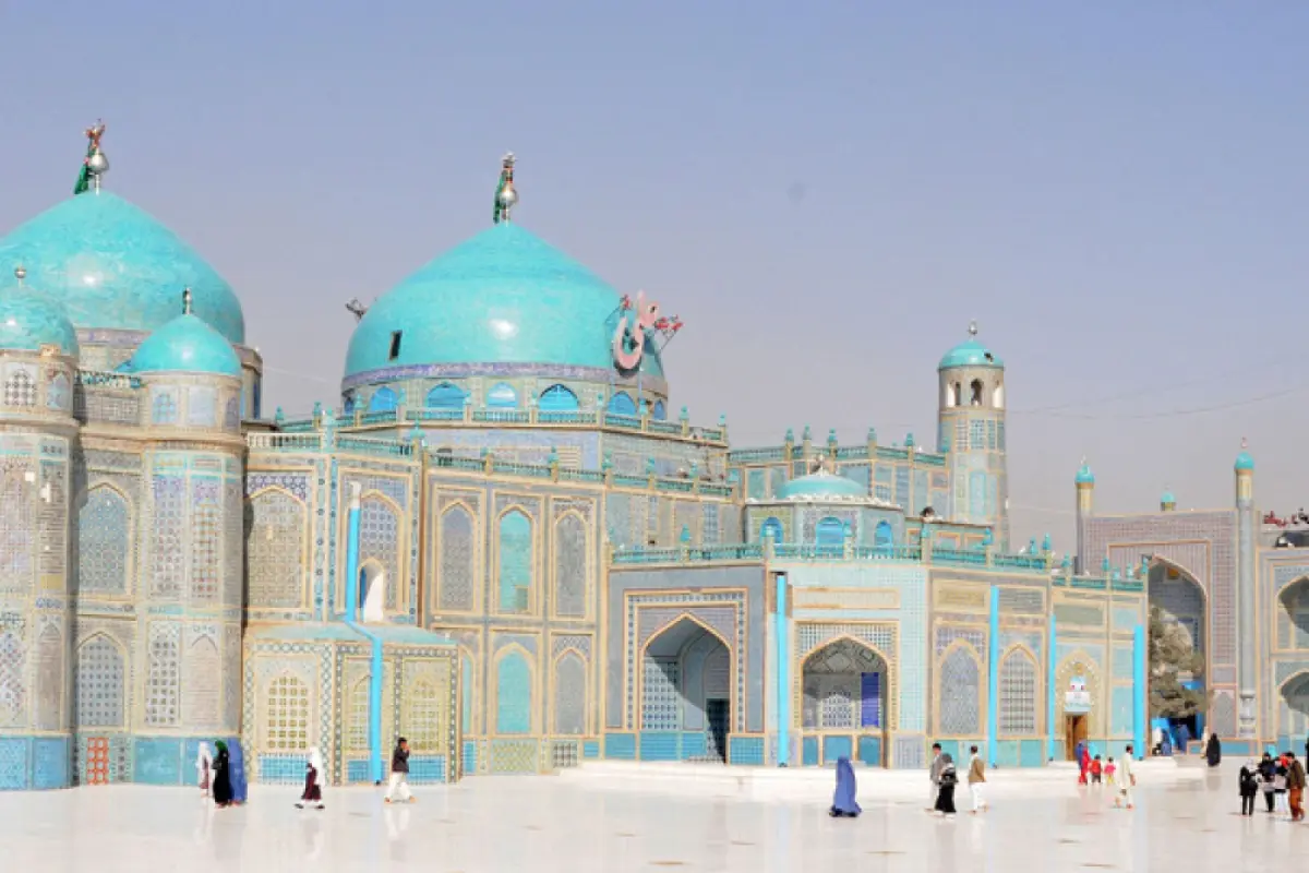 Zəlzələ zamanı “Həzrət Əli ziyarətgahı”nın minarəsi dağıldı