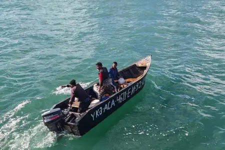 Xəzərdə batma təhlükəsi ilə üzləşən 3 balıqçı xilas olundu - Video