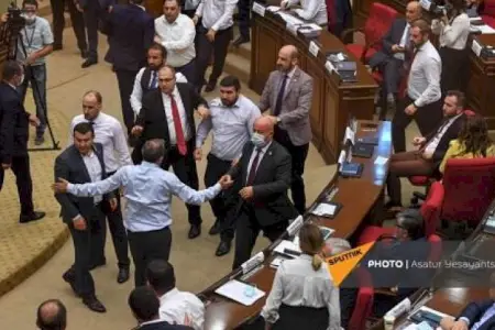 Ermənistan parlamentində insident: noutbuk deputatlar arasında dava saldı