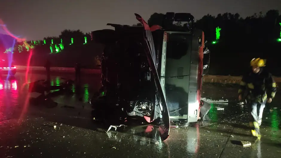 Bakıda evakuator aşdı, yol yanacaqla örtüldü - Video 